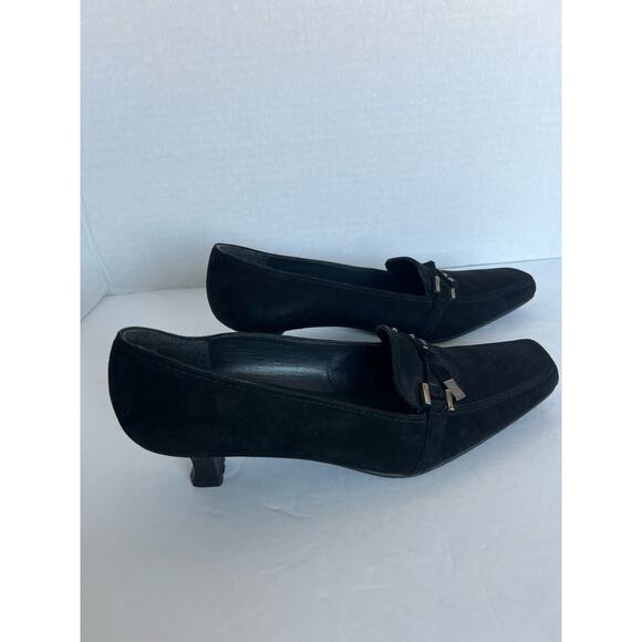 STUART WEITZMAN Black Perforated Suede Kitten Heel Pump Bow Shoes Sz 7.5M - Picture 2 of 9